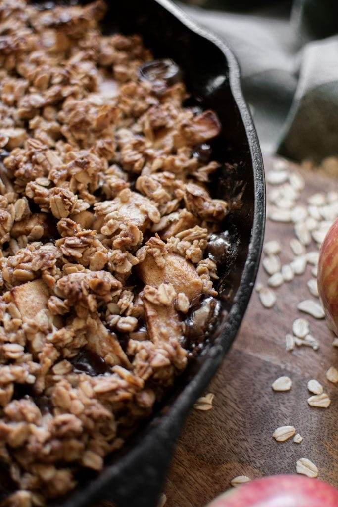 apples in a skillet covered with an oat topping